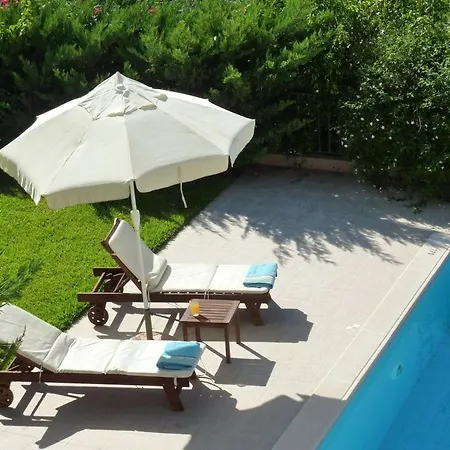 וילה Lourdata Sleeps 4