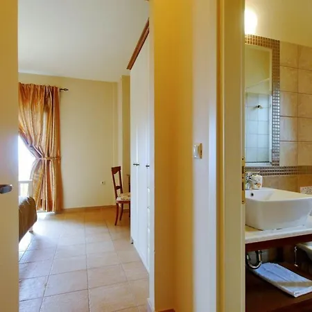 וילה Lourdata Sleeps 4