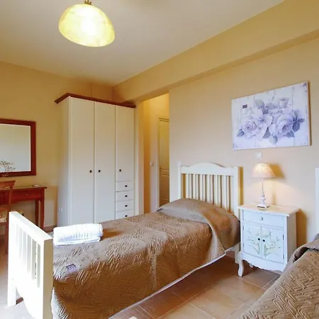 Lourdata Sleeps 4 וילה