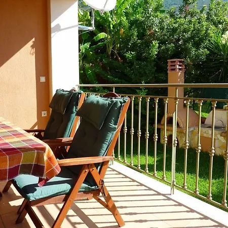 Lourdata Sleeps 4 Villa