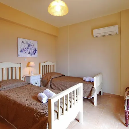Lourdata Sleeps 4 Villa *